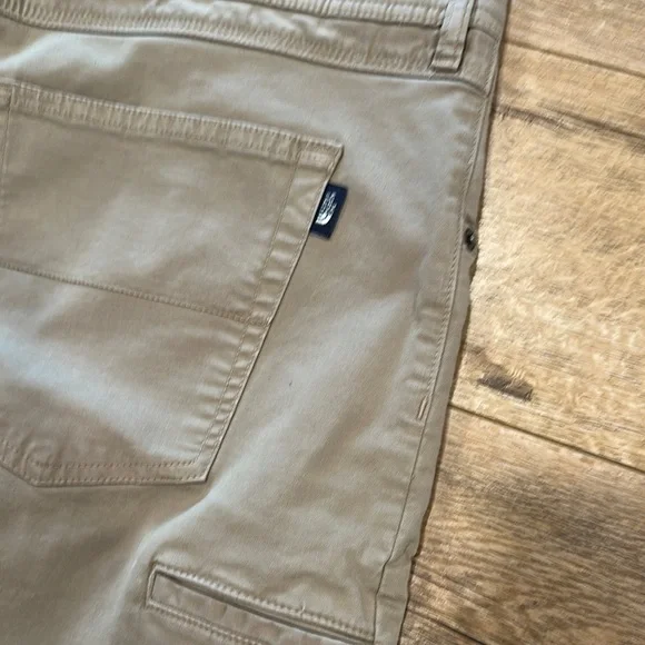 The North Face Men's Tan Shorts - Picture 7 of 7